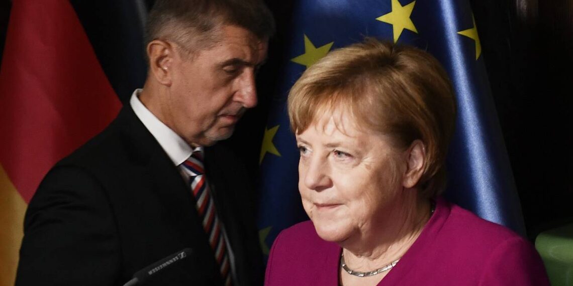 Ангела Меркель и Андрей Бабиш. Фото: EPA-EFE / Filip Singer