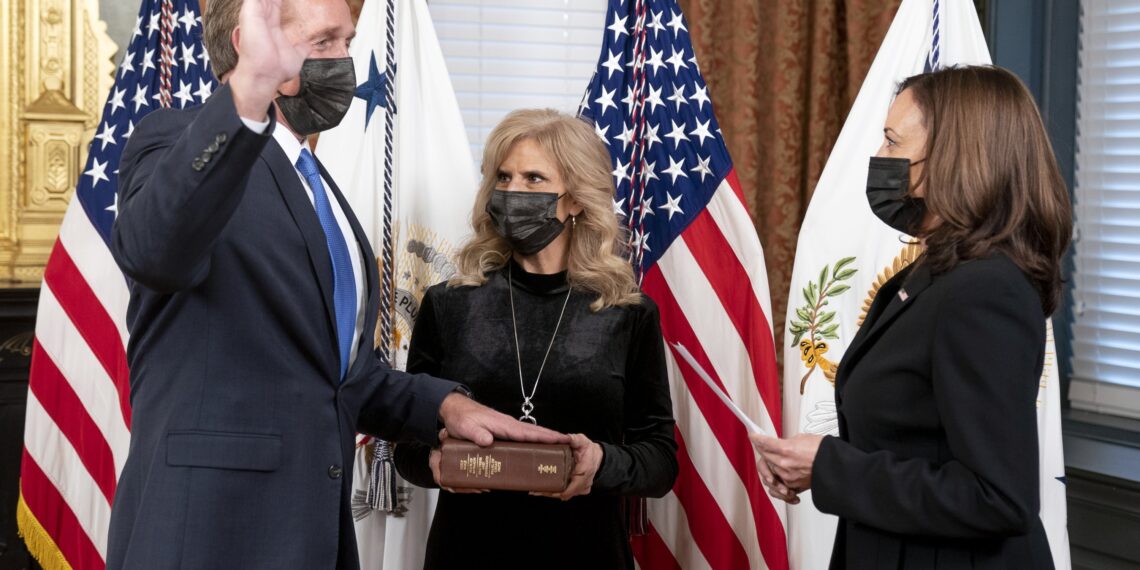 Вице-президент США Камала Харрис приводит к присяге Джеффа Флейка в качестве посла в Турции. 10 декабря 2021 года. Фото: EPA/Leigh Vogel/POOL