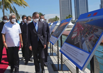 Президент Шри-Ланки Готабая Раджапакса и глава МИД Китая Ван И. Фото: Reuters