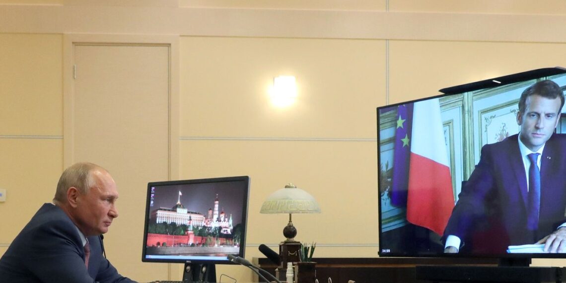 Владимир Путин и Эммануэль Макрон. Фото: AP