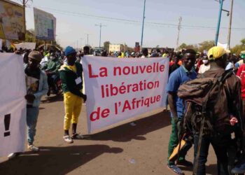 Акция протеста в Бамако. Плакат с надписью «Новое освобождение Африки». Фото: Twitter / Aboubacar Kassim