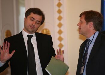 Владислав Сурков и Майкл Макфол. Фото: Коммерсант.