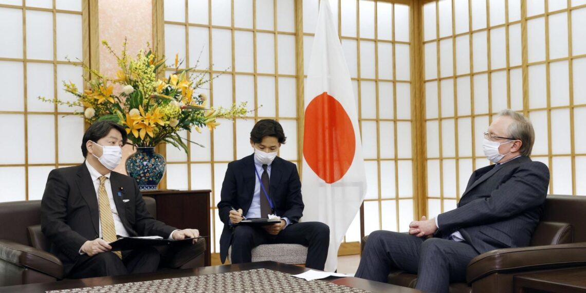 Глава МИД Японии Ёсимаса Хаяси и посол России в Японии Михаил Галузин в Токио. Фото: KYODO