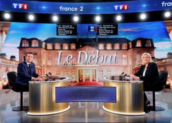 Эммануэль Макрон и Марин Ле Пен перед дебатами. Фото: AP Photo