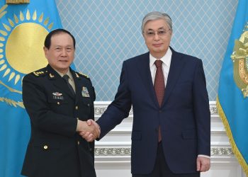 Вэй Фэнхэ и Касым-Жомарт Токаев. Фото: akorda.kz