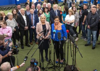 Вице-президент «Шинн Фейн» Мишель О'Нил и президент партии Мэри Лу Макдональд. Фото: Liam McBurney/PA Wire