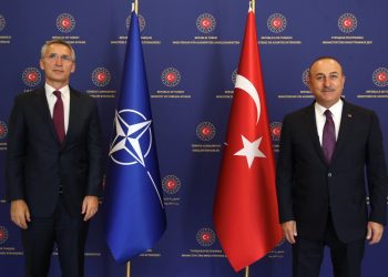 Йенс Столтенгберг и Мевлют Чавушоглу. Фото: Reuters