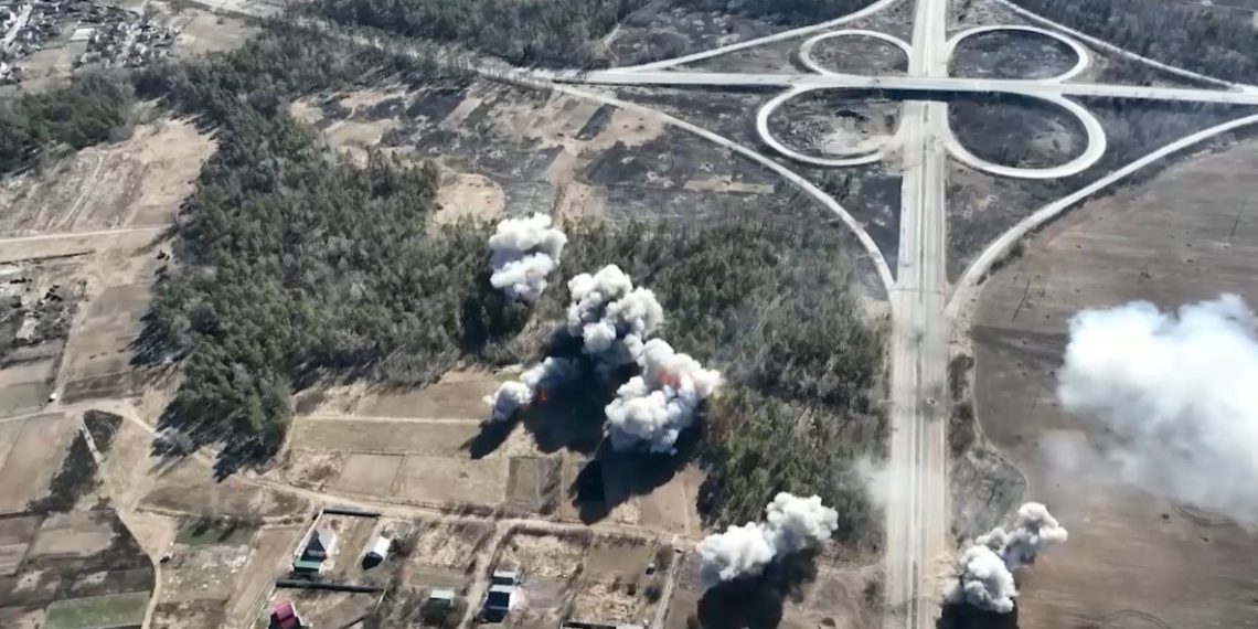 Кадры поражения поставленных США гаубиц M777 и украинского артиллерийского расчета дроном-камикадзе «Куб»