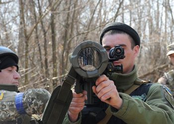 Украинские боевики изучают шведский ручной противотанковый гранатомет Carl Gustaf M4. Фото: АР