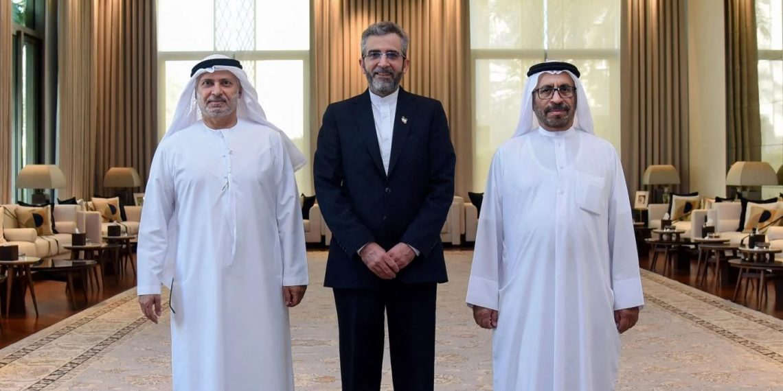 Анвар Гаргаш, Али Багери и Халифа Шахин аль-Марар во время встречи в ОАЭ, 26 ноября 2021 года. Фото: AFP.