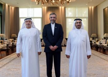 Анвар Гаргаш, Али Багери и Халифа Шахин аль-Марар во время встречи в ОАЭ, 26 ноября 2021 года. Фото: AFP.