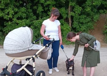 Катя Иванина вместе со спасенным бульдогом Ральфом и его хозяйкой