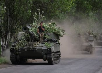 Украинские боевики на американских самоходных гаубицах на оккупированной территории ДНР. Фото: Reuters