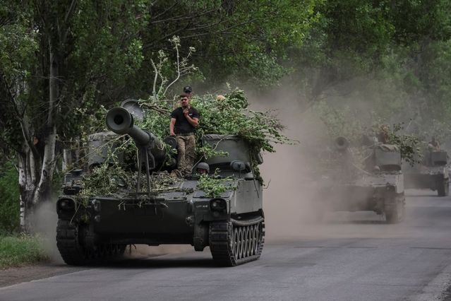 Украинские боевики на американских самоходных гаубицах на оккупированной территории ДНР. Фото: Reuters