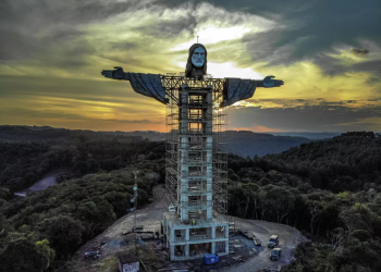 Новая статуя Христа-Искупителя в городе Энкантадо, Бразилия. Фото: AFP / SILVIO AVILA