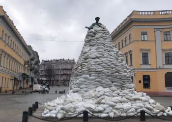 Памятник Дюку де Ришелье в Одессе обложили 1,2 тыс. мешков с песком