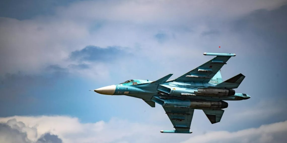 Истребитель-бомбардировщик Су-34 ВКС РФ над аэродромом в зоне проведения спецоперации. Фото: РИА Новости