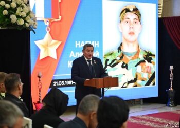 Губернатор Волгоградской области Андрей Бочаров передал Звезду Героя России родным погибшего на Украине Алексея Нагина.