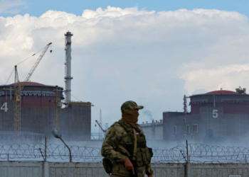 Российский военнослужащий патрулирует территорию Запорожской АЭС. Фото: Reuters