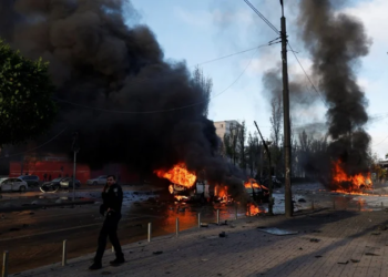 Последствия одного из ударов в центре Киева, перекресток у Университета Шевченко. Фото: Reuters/Gleb Garanich