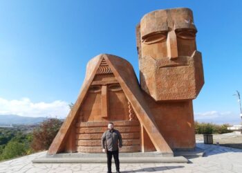 Саркис Цатурян у монумента «Татик и Папик» в Степанакерте. Фото: ИА Реалист