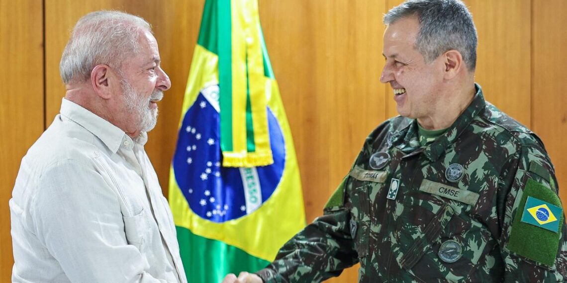 Лула да Силва и генерал Томас Пайва. Фото: theaustralian.com.au