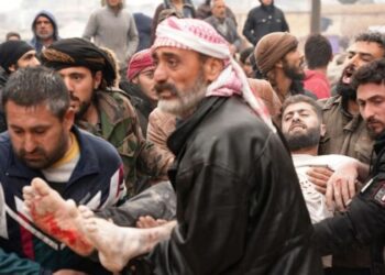 Жители города Джандарис на северо-западе Сирии выносят раненого с места обрушения