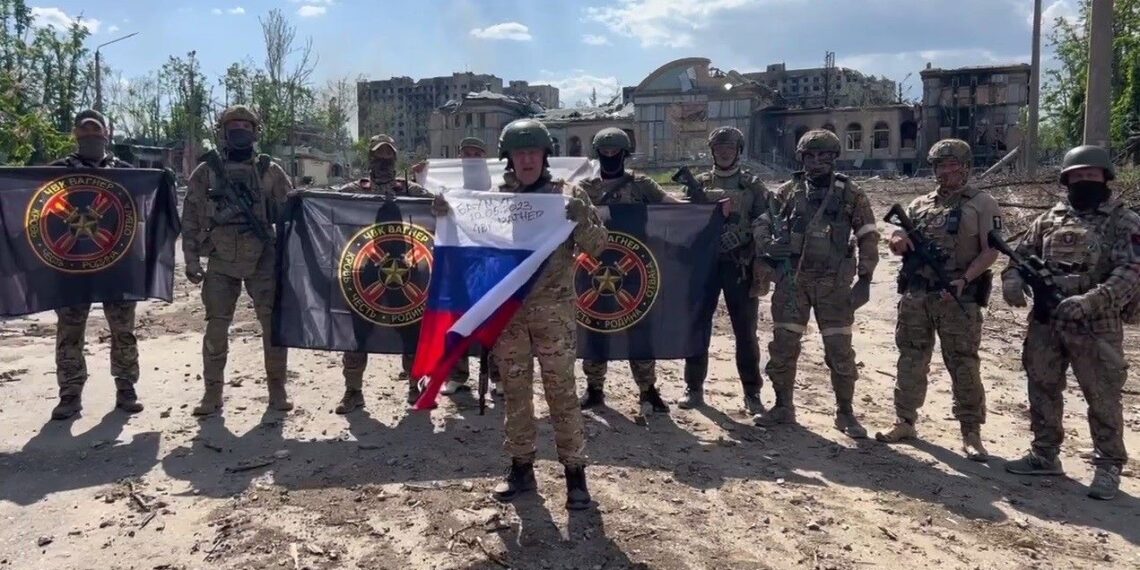 Евгений Пригожин с бойцами ЧВК «Вагнер» в освобожденном Бахмуте