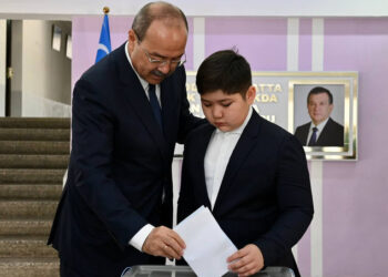 Премьер-министр Абдулла Арипов с внуком. Фото: Пресс-служба премьер-министра Узбекистана