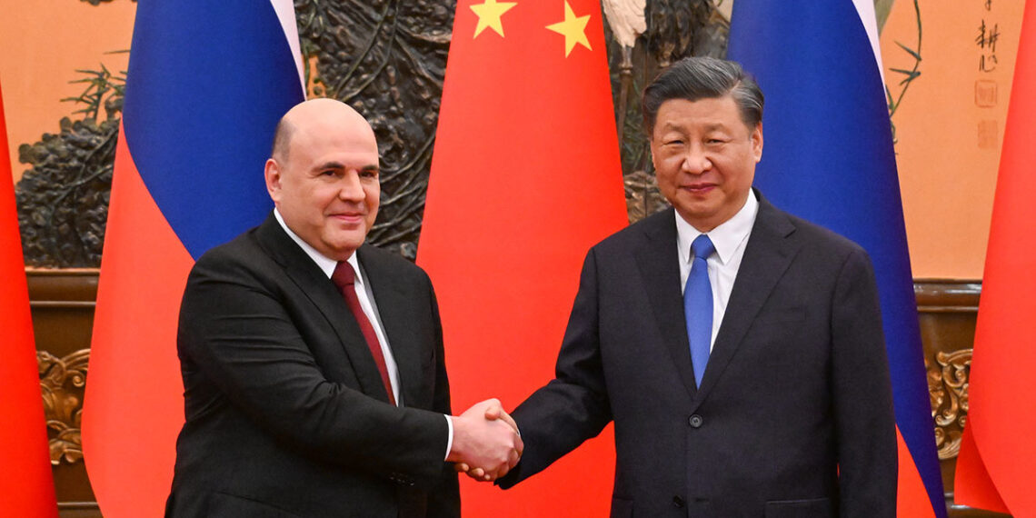 Михаил Мишустин и Си Цзиньпин. Фото: Максим Стулов / Ведомости