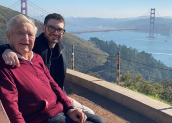 Алекс и Джордж Сорос. Фото: wsj.com