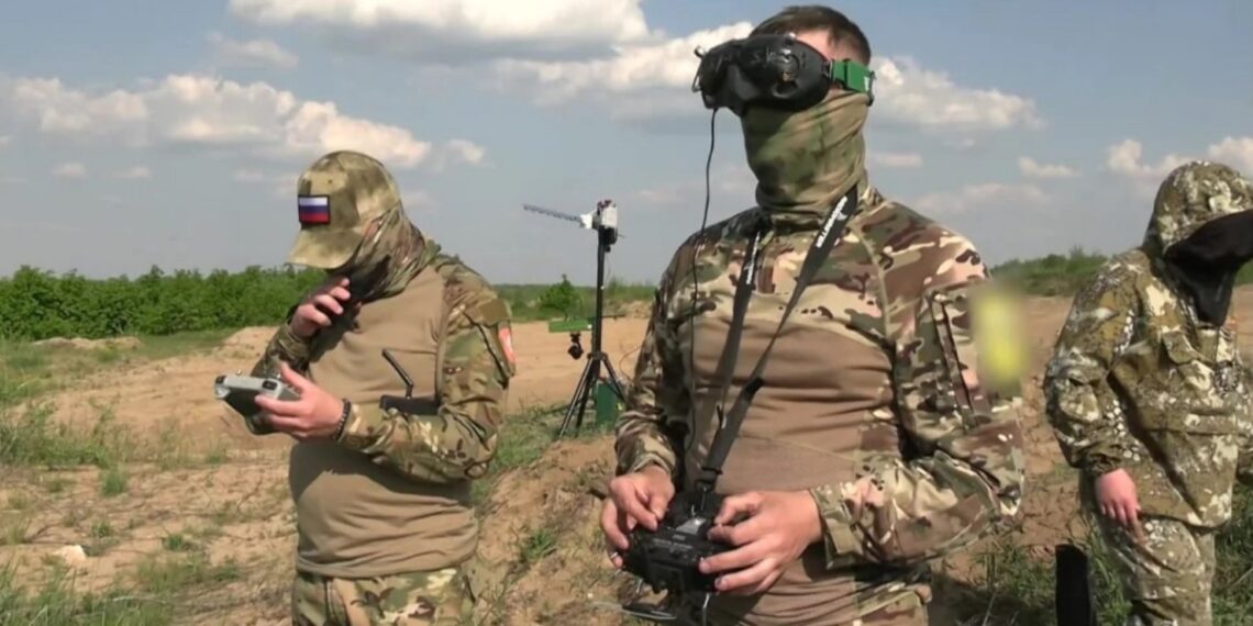 Российские военные управляют FPV-дроном
