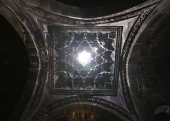 Монастырь Гегард. Вид изнутри. Фото: wikiway.com