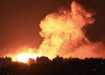 Взрывы в Газе от бомбежек израильской армии