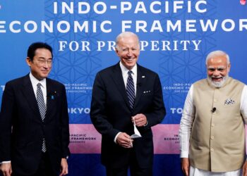 Слева направо премьер-министр Японии Фумио Кисида, президент США Джо Байден и премьер-министр Индии Нарендра Моди. Фото: Джонатан Эрнст / Reuters