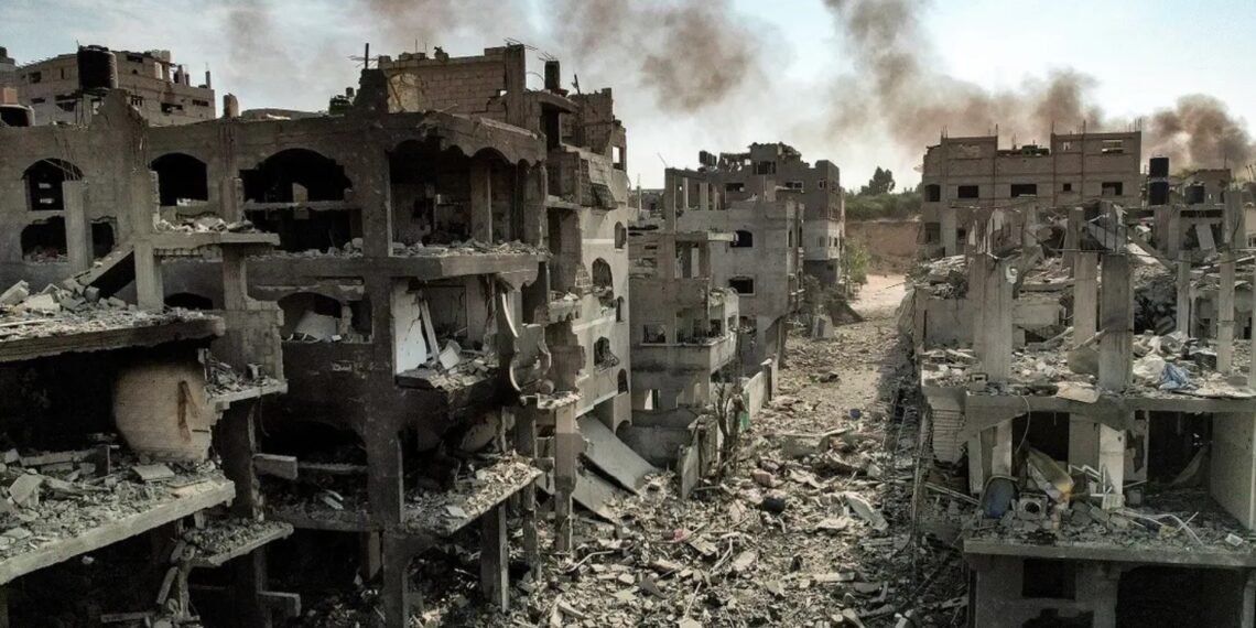 Здания, разрушенные в результате авиаударов Израиля в лагере палестинских беженцев Джабалия в городе Газа. 11 октября. Фото: AFP