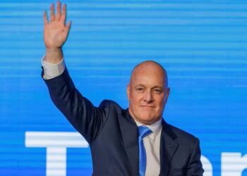 Кристофер Люксон, лидер Национальной партии, машет рукой сторонникам после победы на всеобщих выборах. Фото: Reuters