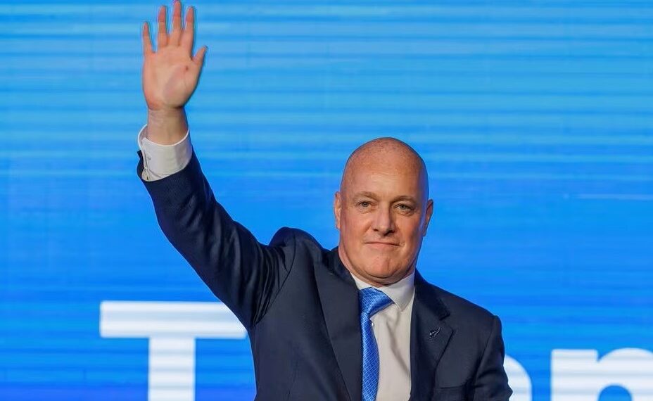 Кристофер Люксон, лидер Национальной партии, машет рукой сторонникам после победы на всеобщих выборах. Фото: Reuters