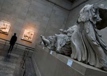 Сотрудник Британского музея осматривает скульптуры Парфенона. Фото: Reuters