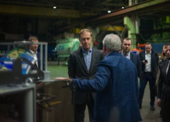 Денис Мантуров осмотрел красногорский завод «Бецема». Фото: government.ru