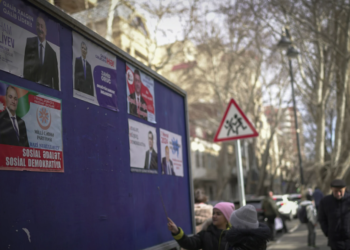 Предвыборные плакаты в Баку. Фото: AP