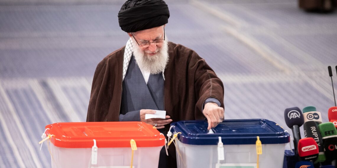 Али Хаменеи на голосовании. Фото: Reuters