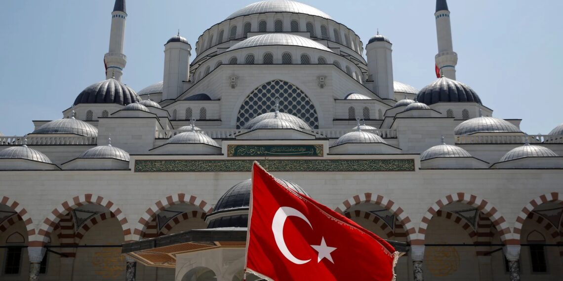 Большая мечеть Чамлыджа в Стамбуле. Фото: Reuters