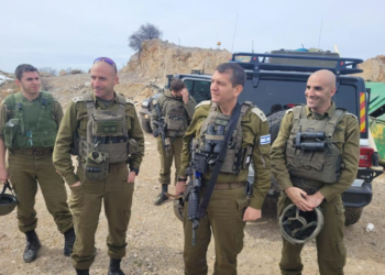 Генерал Аарон Халива (в центре)