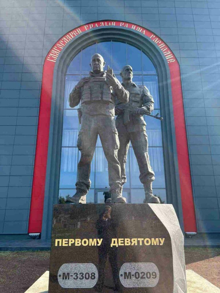 Памятник Евгению Пригожину и Дмитрию Уткину