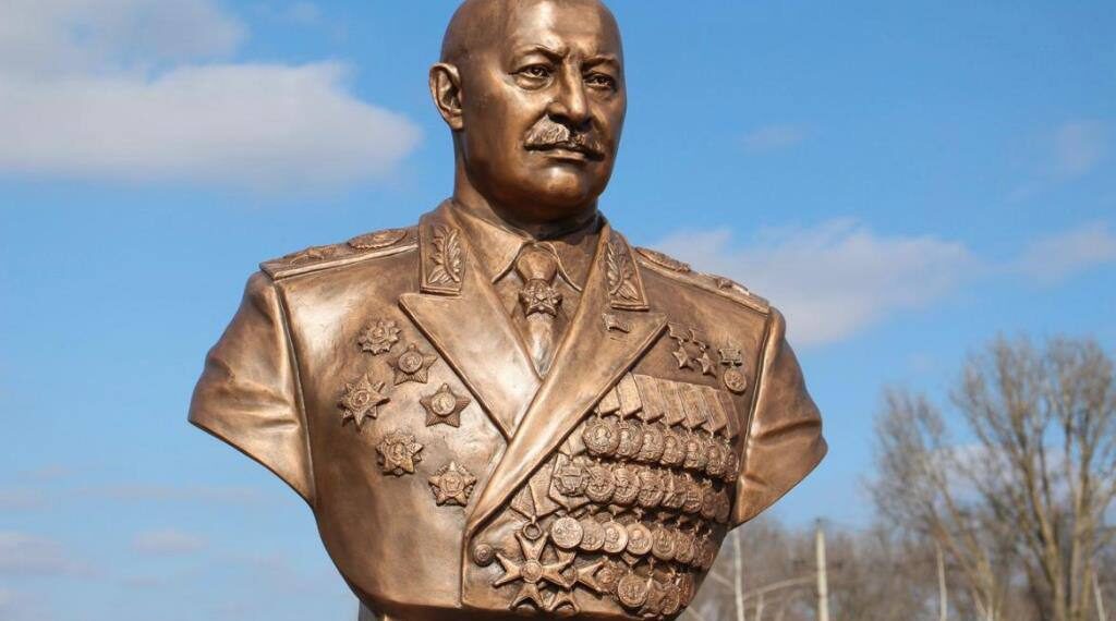 Бюст маршалу Ивану Баграмяну