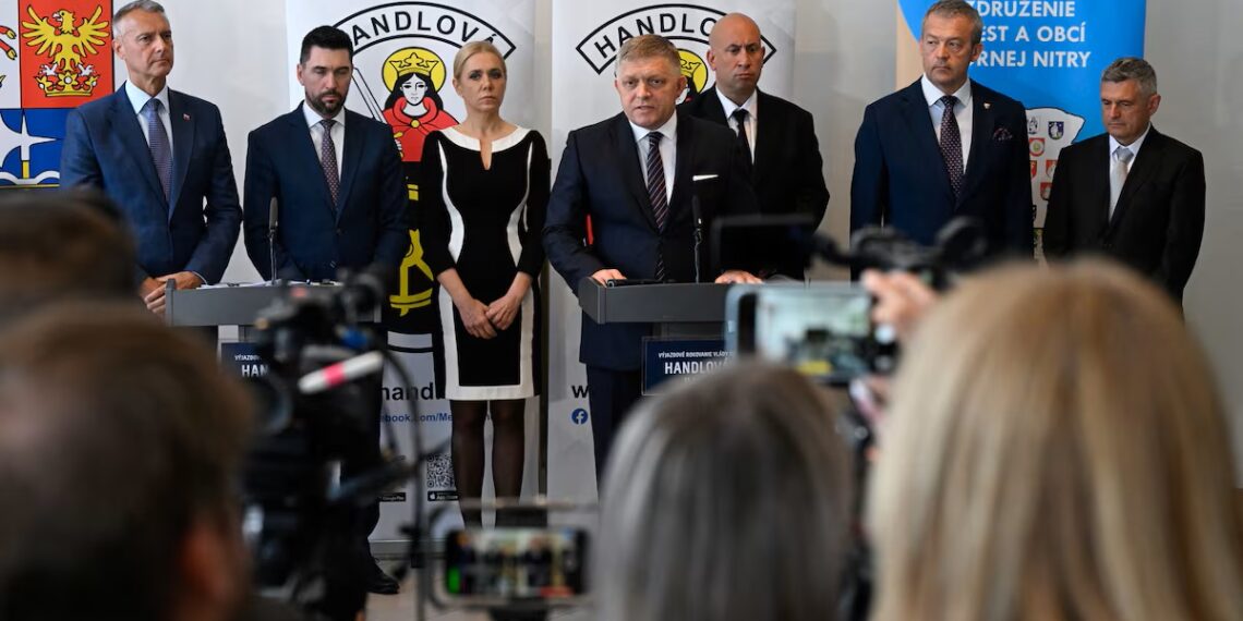 Роберт Фицо у трибуны. Фото: Reuters