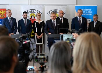 Роберт Фицо у трибуны. Фото: Reuters