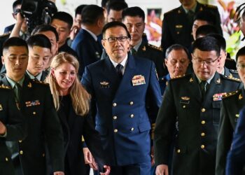 Министр обороны Китая Дун Цзюнь (в центре). Фото: AFP