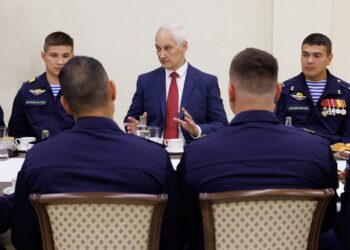 Андрей Белоусов с бойцами 45-й бригады. Фото: Минобороны